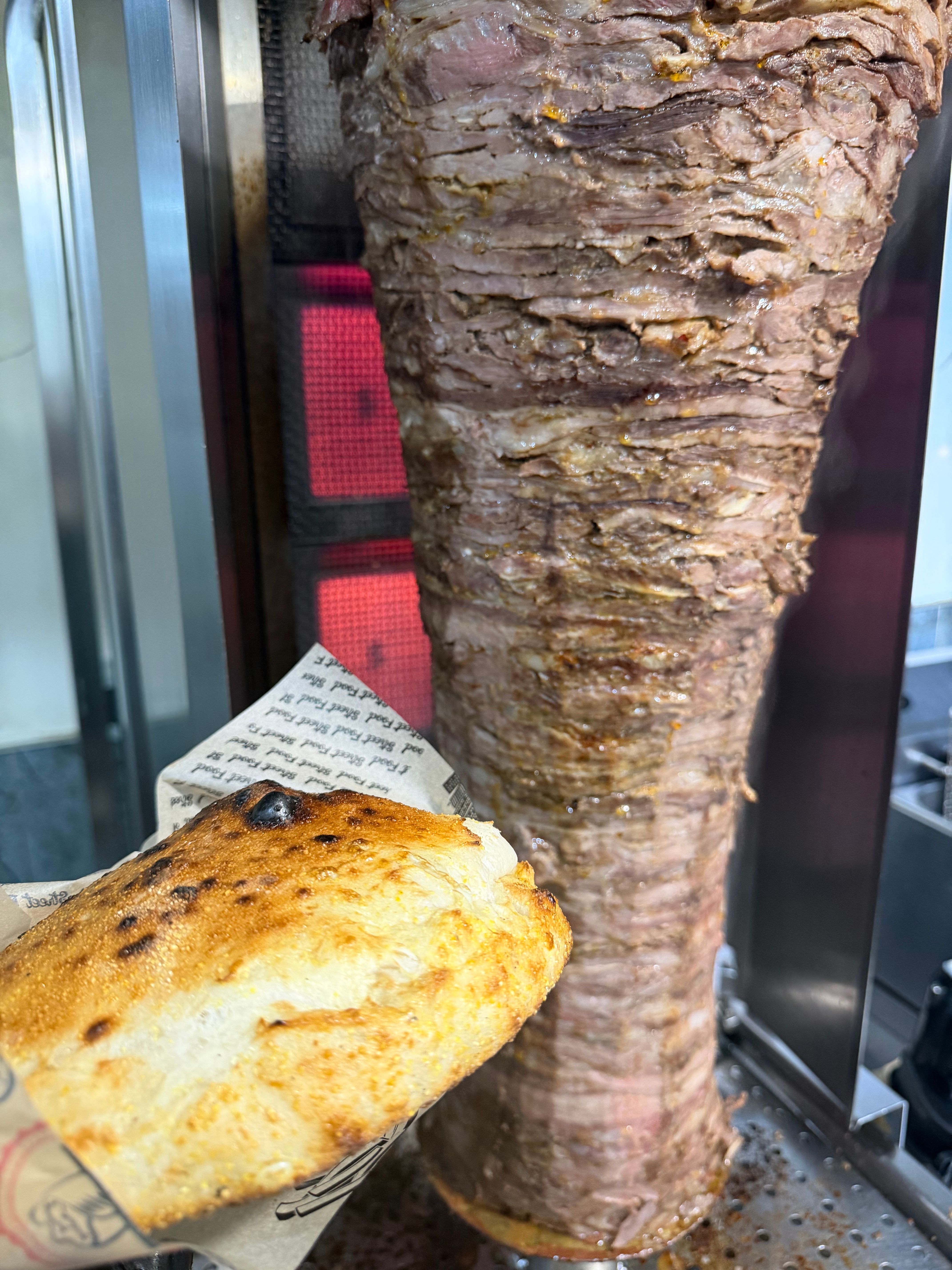 Pain maison doré à côté de la broche chez Aslan Kebab Montpellier