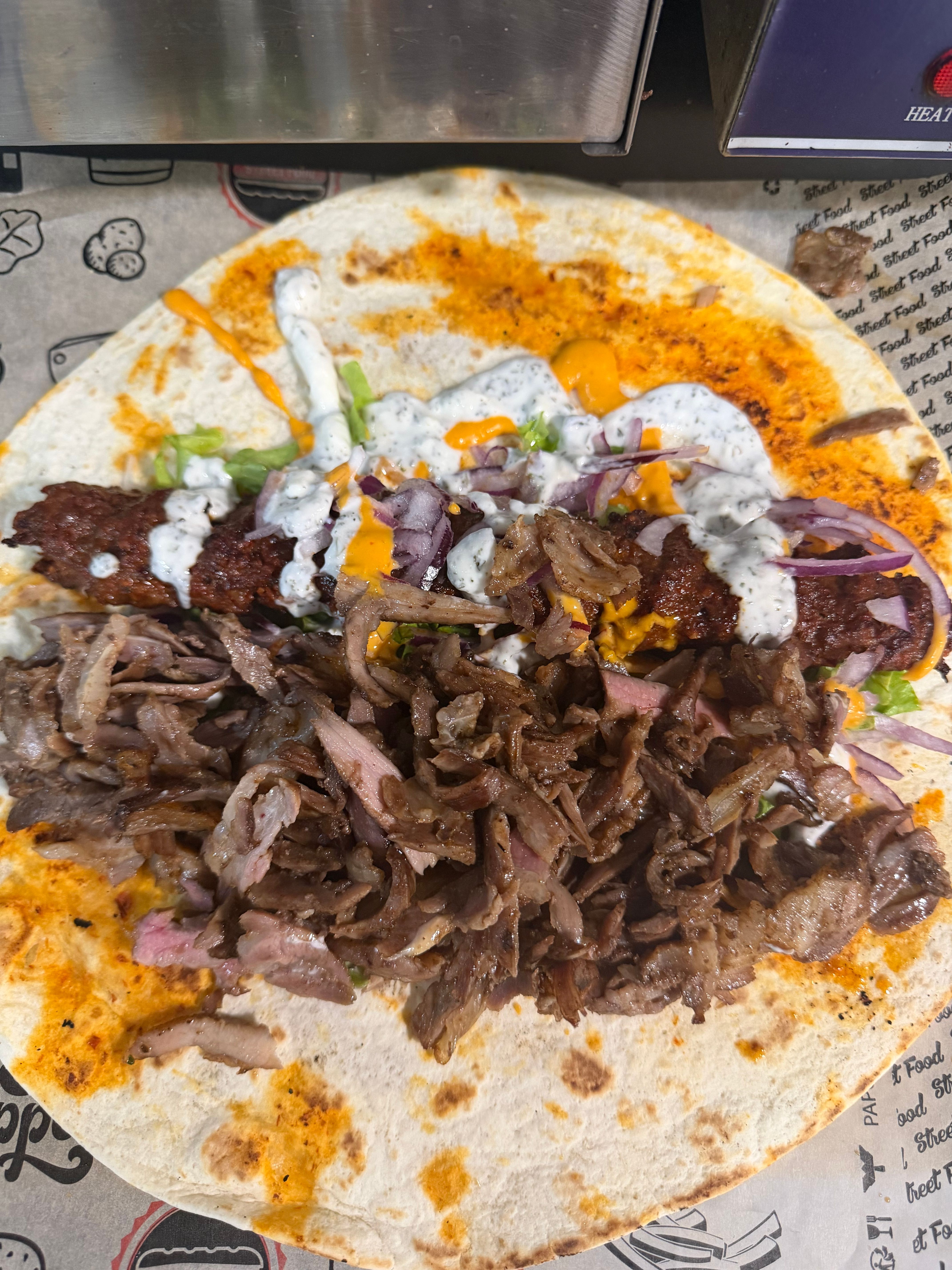 Kebab ouvert sur galette avec sauce maison et légumes frais chez Aslan Kebab Montpellier